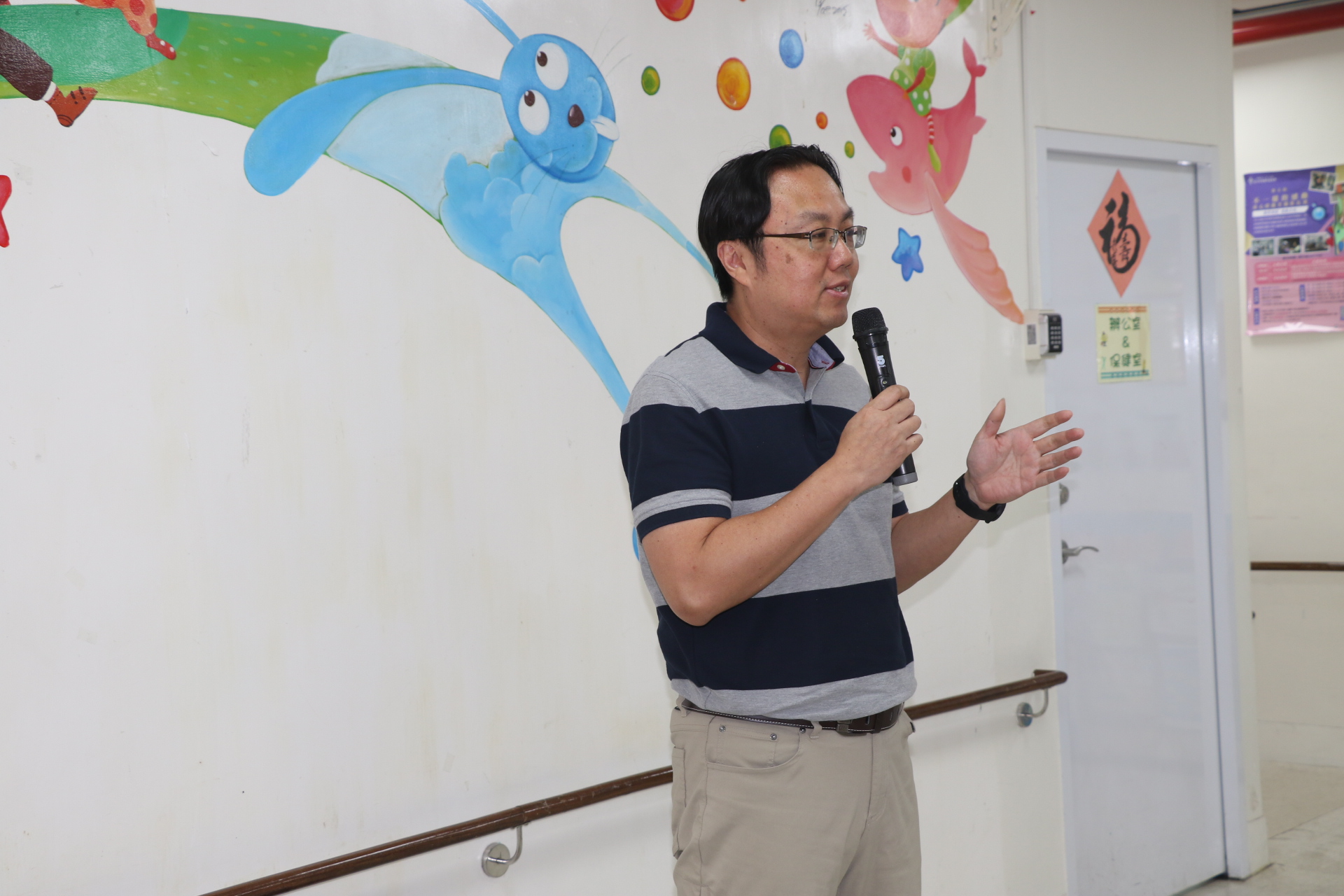 台北海洋科技大學健康照顧社會工作系助理教授蘇健華提醒家長 因為電視、手機短影音都是動態的聲光畫面 恐對孩子的學習造成不良的影響。